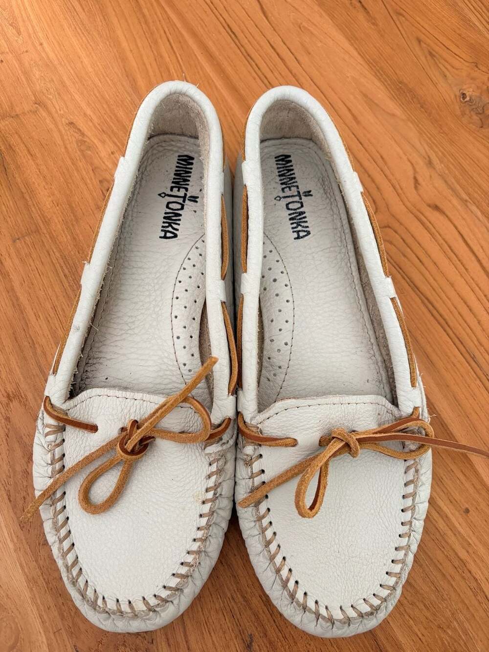 Minnetonka Women's Classic Driving Moccasin in Off-White Leather